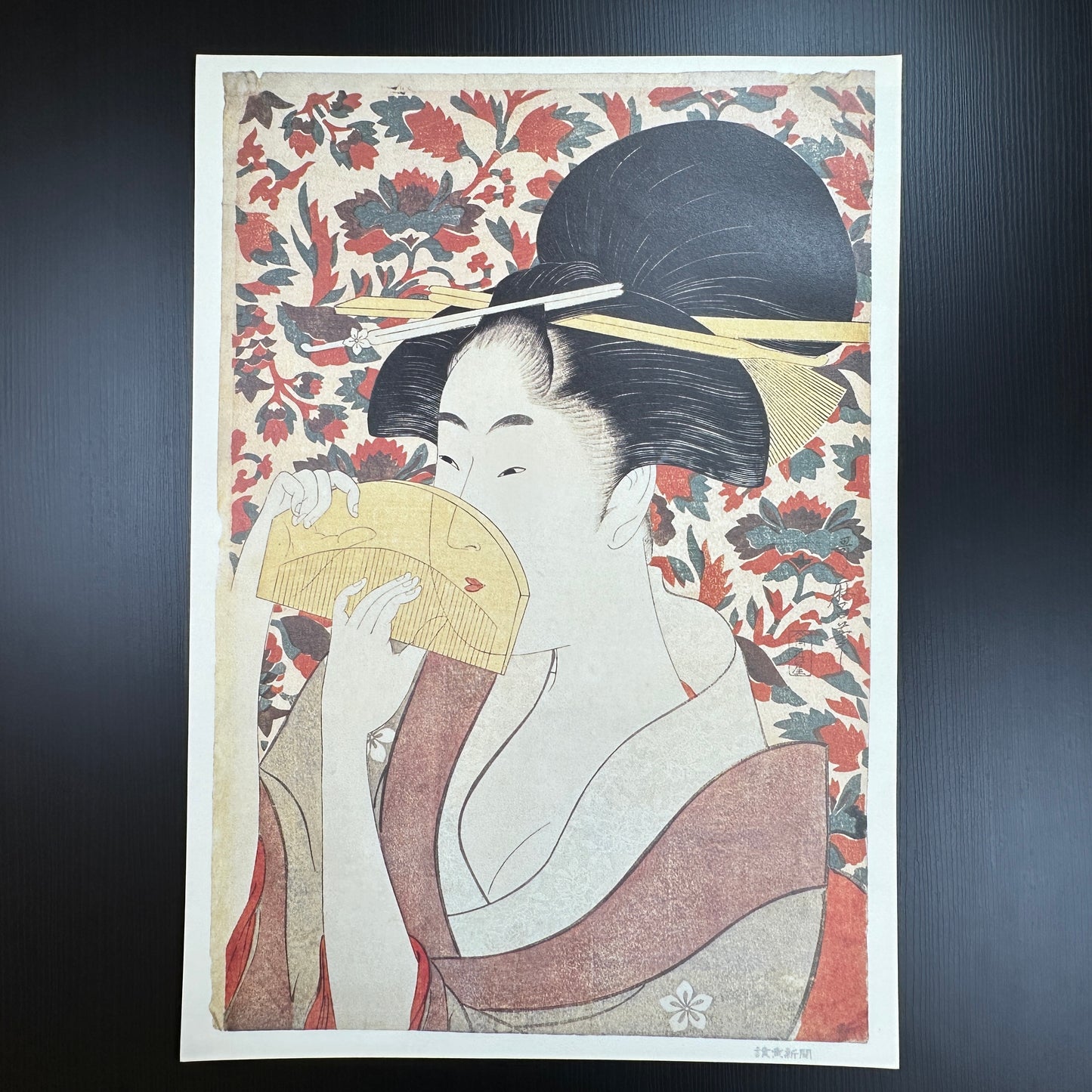 Kitagawa Utamaro ukiyo-e print – 髪かきあげる女 Beauty Holding a Comb – Edo bijin-ga Japanese woodblock art reproduction