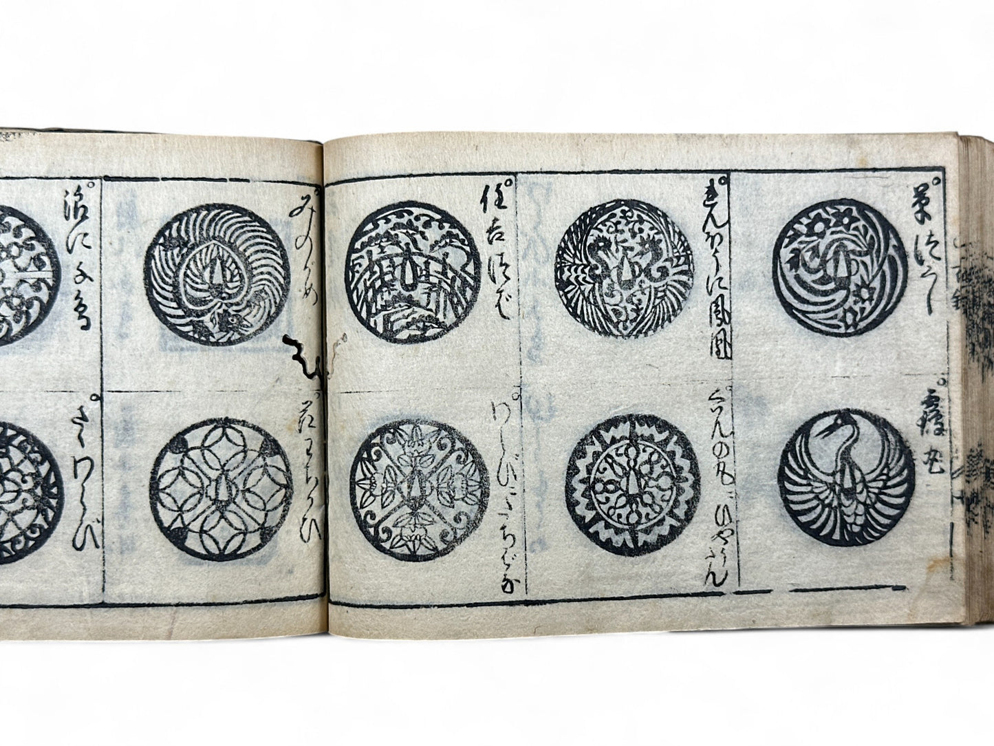 古今和漢萬寶全書 (Kokin Wakan Manpō Zensho) – Edo Period Japanese Woodblock Book – Metalwork & Crest Designs (Kamon) – Decorative Arts Encyclopedia – Rare Antique-B25