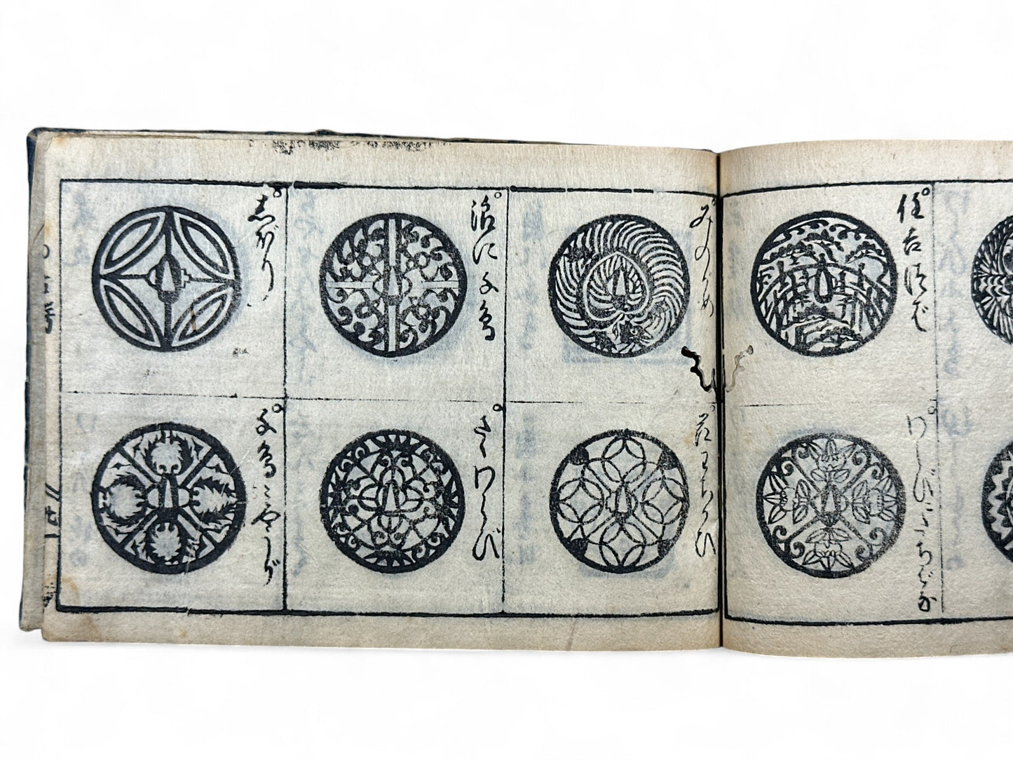 古今和漢萬寶全書 (Kokin Wakan Manpō Zensho) – Edo Period Japanese Woodblock Book – Metalwork & Crest Designs (Kamon) – Decorative Arts Encyclopedia – Rare Antique-B25